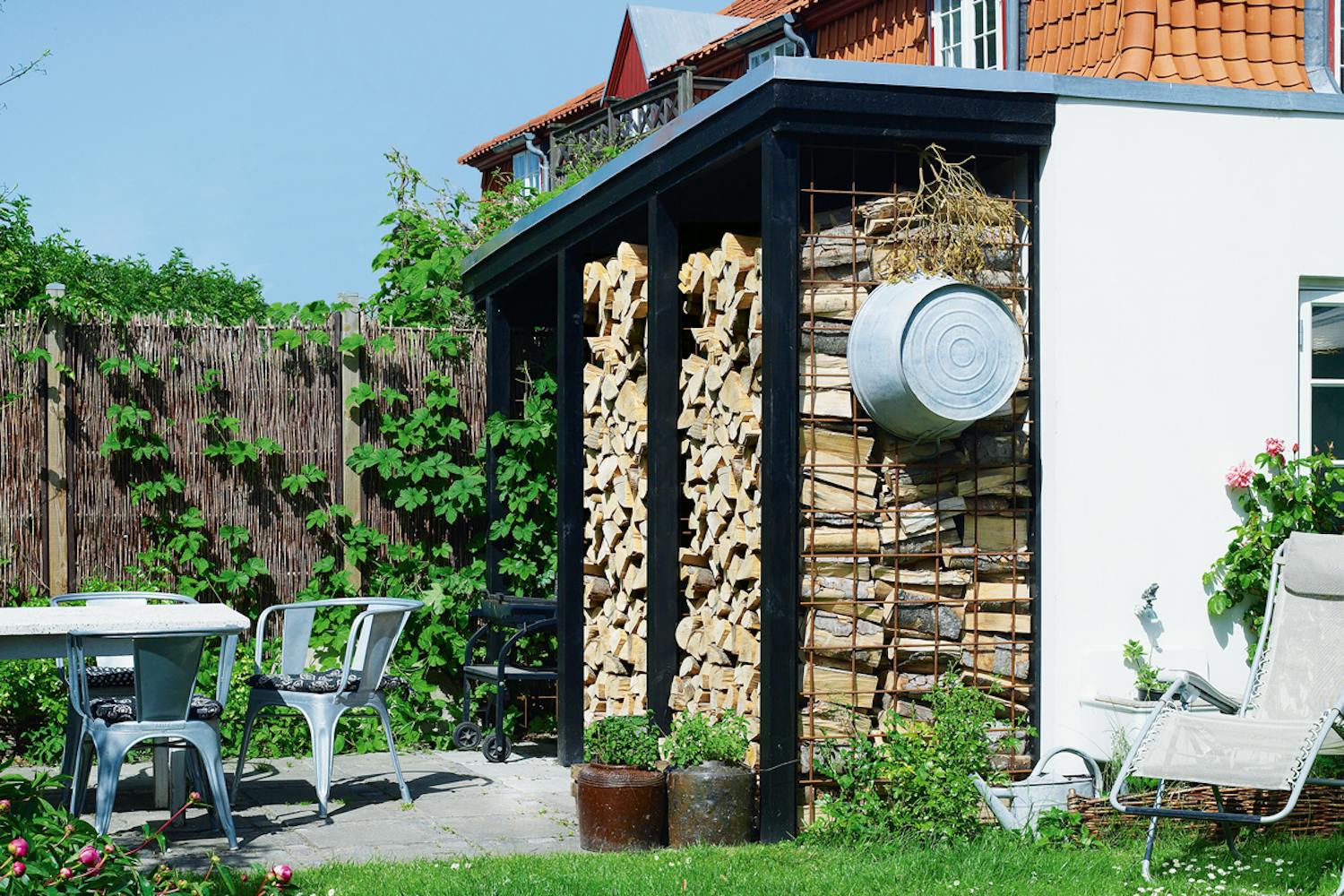 Bygga vedskjul mot vägg Bygga vedskjul mot vägg